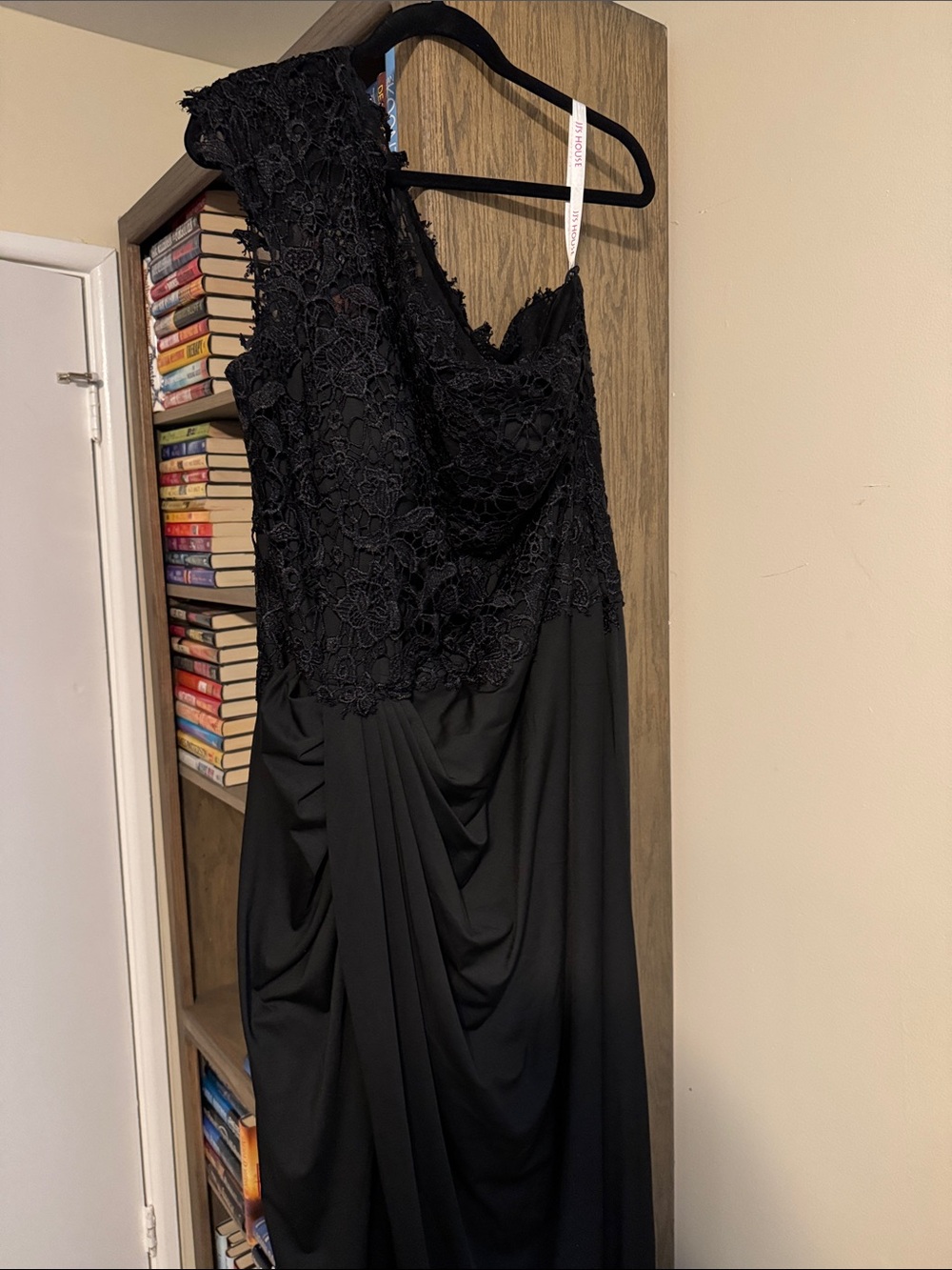 Black Lace One-Shoulder Evening Dress